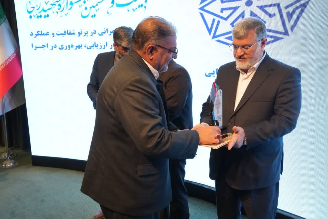بوسه تندیس فرماندار برتر استان بر دستان  کریم علی نژاد فرماندار ویژه خوی
