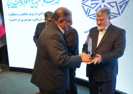 بوسه تندیس فرماندار برتر استان بر دستان  کریم علی نژاد فرماندار ویژه خوی
