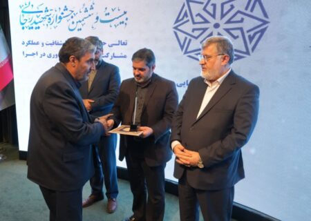 درخشش تندیس شهردار برتر استان بر دستان مهندس حسن نصراله پور شهردار خوی