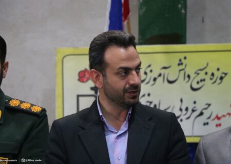 توزیع ۵۰۰ بسته لوازم التحریر و کیف در بین دانش آموزان کم برخوردار خوی توزیع