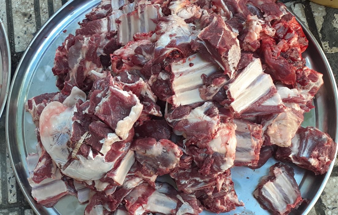 ذبح و توزیع گوشت قربانی در میان مردم و نیازمندان در خوی