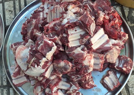 ذبح و توزیع گوشت قربانی در میان مردم و نیازمندان در خوی